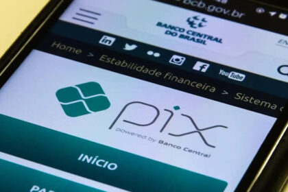 Celular realizando pagamento Pix por aproximação com símbolo de limite removido e valor acima de R$ 500