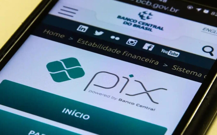 Celular realizando pagamento Pix por aproximação com símbolo de limite removido e valor acima de R$ 500