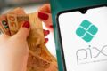 Microempreendedor individual trabalhando com equipamentos novos, símbolo Pix e texto R$ 5 mil fundo perdido