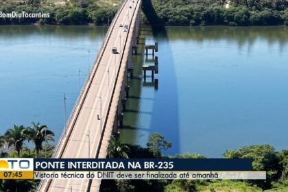 Ponte condenada na BR-235 sobre o Rio Tocantins com caminhões e balsas para travessia