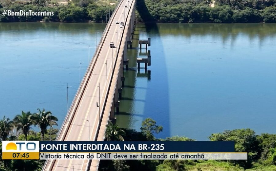 Ponte condenada na BR-235 sobre o Rio Tocantins com caminhões e balsas para travessia