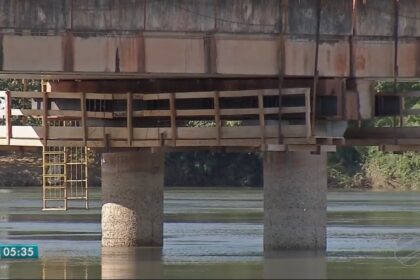 Fila de caminhões esperando balsa para cruzar Rio Guaporé após interdição da ponte Milton Guilherme na BR-174B em MT