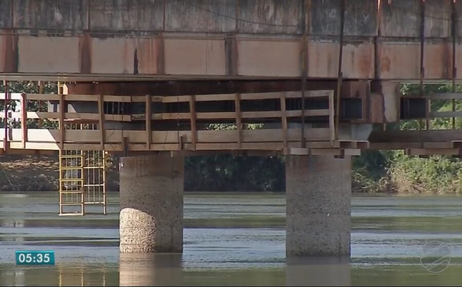 Fila de caminhões esperando balsa para cruzar Rio Guaporé após interdição da ponte Milton Guilherme na BR-174B em MT