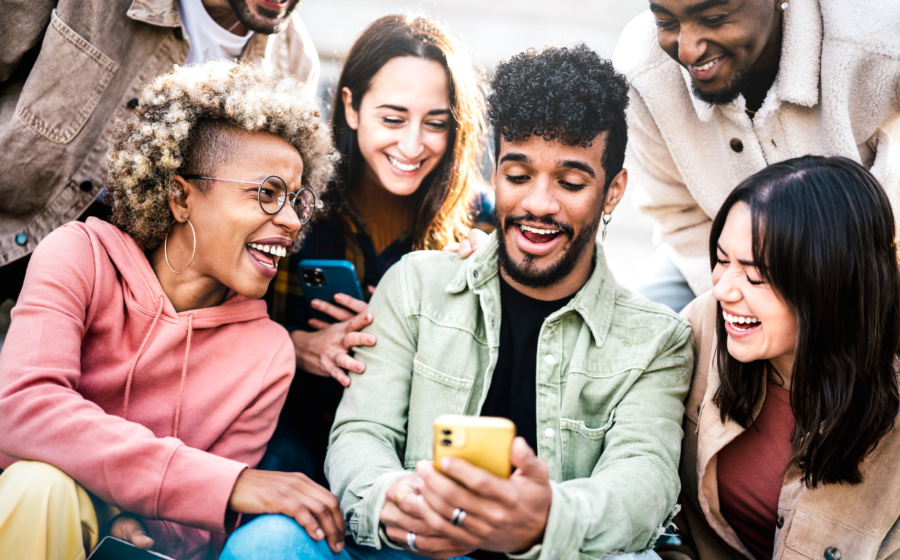 Jovem da Geração Z ignorando chamada telefônica no smartphone, preferindo mensagens de texto