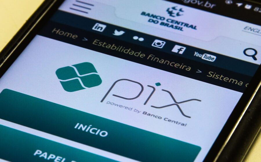 Gráfico comparativo de inadimplência: fintechs 30% vs bancos tradicionais 45% no Brasil