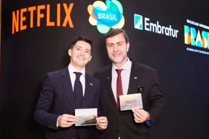 Logotipo da Netflix e da Globo lado a lado simbolizando acordo de licenciamento de conteúdo