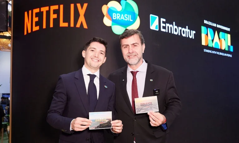 Logotipo da Netflix e da Globo lado a lado simbolizando acordo de licenciamento de conteúdo
