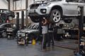 Caminhão de logística entregando peças automotivas em oficina mecânica brasileira