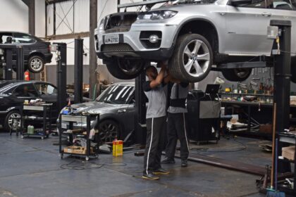 Caminhão de logística entregando peças automotivas em oficina mecânica brasileira