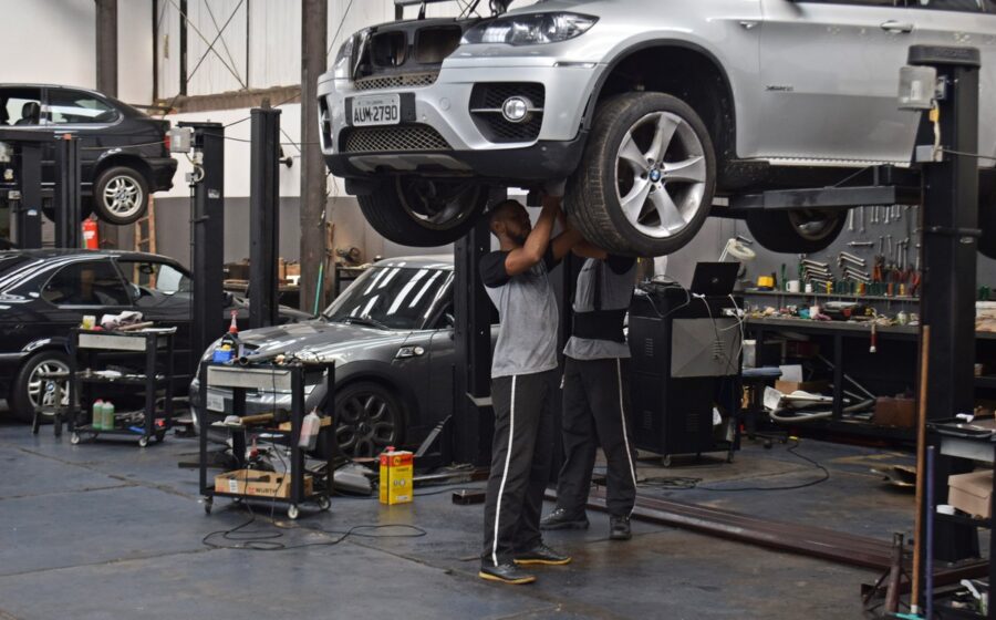 Caminhão de logística entregando peças automotivas em oficina mecânica brasileira
