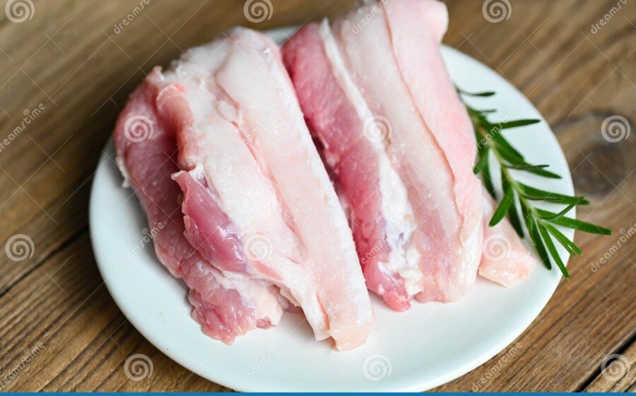 Prato do menu degustação da Casa do Porco com carne suína crua e pururuca em cabeça de cerâmica