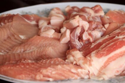 Prato com carne de porco crua fatiada servida em restaurante de São Paulo