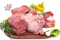 Prato com carne de porco crua fatiada servida na Casa do Porco em São Paulo