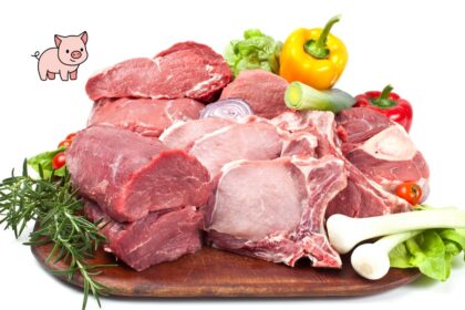 Prato com carne de porco crua fatiada servida na Casa do Porco em São Paulo