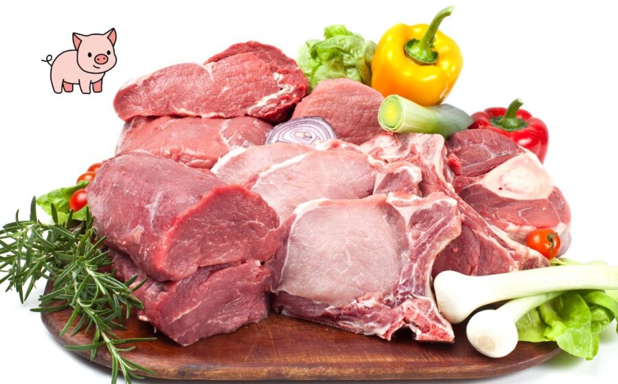 Prato com carne de porco crua fatiada servida na Casa do Porco em São Paulo