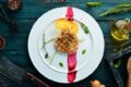 Prato de porco cru fatiado finamente estilo sashimi servido na Casa do Porco em São Paulo