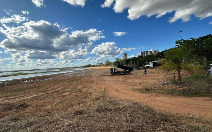 Praia da Graciosa em Palmas com obra de revitalização parada, areia ampliada prometida não entregue e faixa de areia vazia na alta temporada
