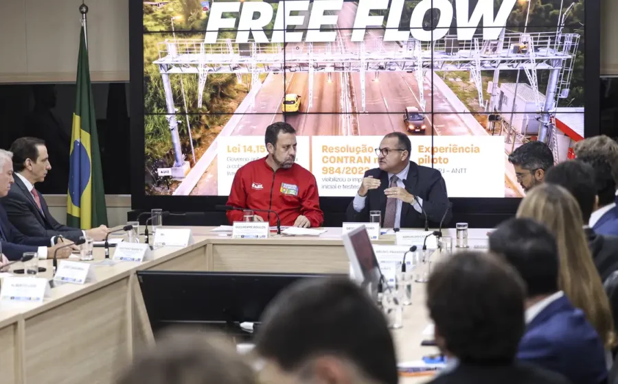 Motoristas em rodovia com pórtico free flow no Rio Grande do Sul, prazo 16 novembro anulação multas