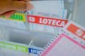 Bilhete da Loteca com destaque para prêmio acumulado de R$ 850 mil e bolas de futebol