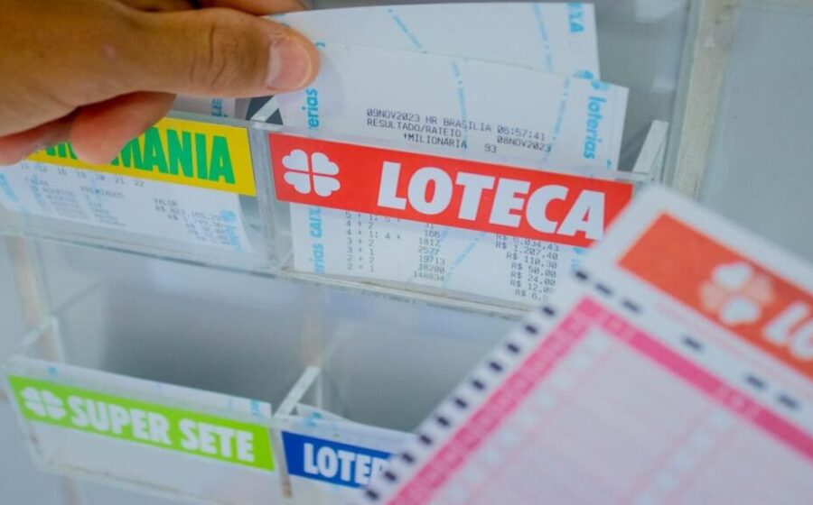 Bilhete da Loteca com destaque para prêmio acumulado de R$ 850 mil e bolas de futebol