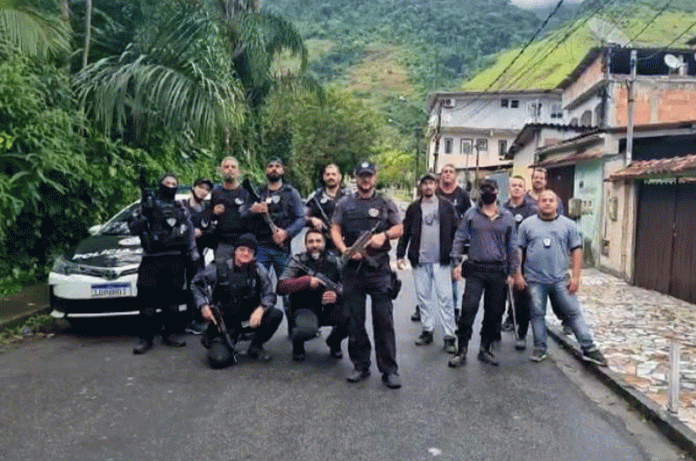 Jovem detido em Angra dos Reis com drogas, dinheiro e rádio tático policial