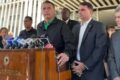 Flávio Bolsonaro discursa em palanque com Tarcísio de Freitas em evento de campanha em Guarulhos