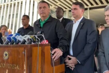 Flávio Bolsonaro discursa em palanque com Tarcísio de Freitas em evento de campanha em Guarulhos