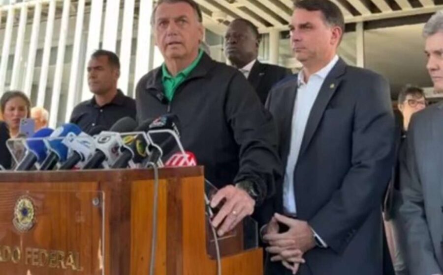 Flávio Bolsonaro discursa em palanque com Tarcísio de Freitas em evento de campanha em Guarulhos
