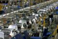 Linha de montagem automotiva brasileira com veículos em produção, representando recorde de setembro em 12 anos