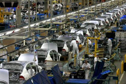 Linha de montagem automotiva brasileira com veículos em produção, representando recorde de setembro em 12 anos
