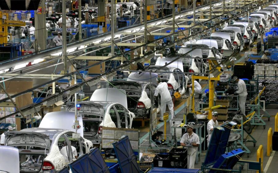 Linha de montagem automotiva brasileira com veículos em produção, representando recorde de setembro em 12 anos
