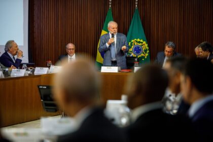 Gráfico de alta do dólar a R$ 5,42 e queda do Ibovespa com indicadores de volatilidade e desemprego recorde no Brasil