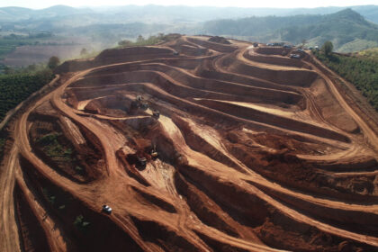 Mineração de terras raras no projeto Caldeira em Minas Gerais com equipamentos industriais