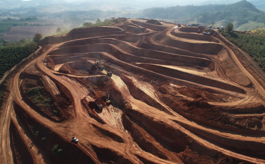 Mineração de terras raras no projeto Caldeira em Minas Gerais com equipamentos industriais