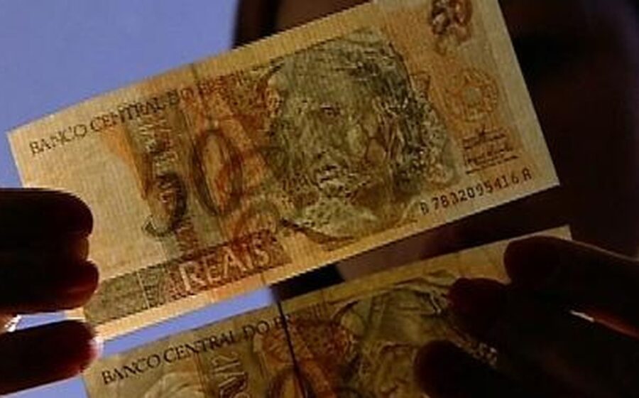 Pacotes de cabelo humano apreendido pela polícia sobre mesa, evidência do roubo de 60 kg avaliado em R$ 440 mil