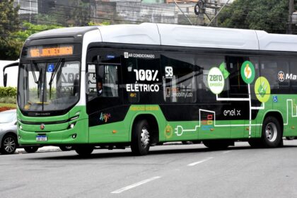 Linhas de transmissão de alta tensão ao pôr do sol representando leilões de energia de R$ 50 bilhões com tecnologia VSC