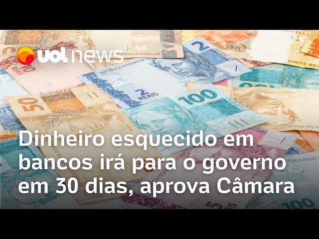 Pessoa consultando valores a receber no celular com ilustração de dinheiro esquecido em bancos