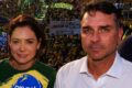 Flávio Bolsonaro discursa com bandeira do Brasil ao fundo, simbolizando racha na direita
