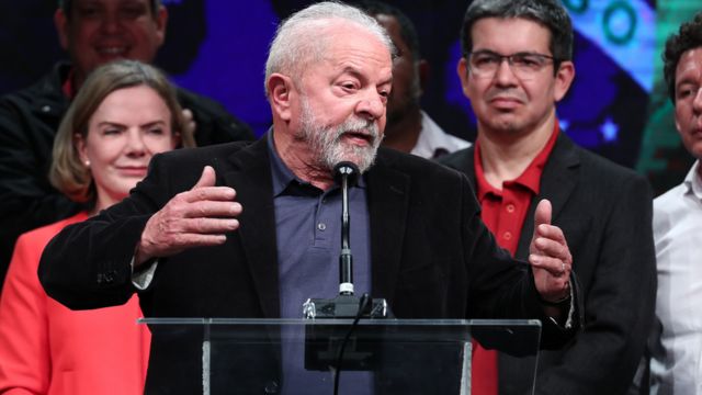 Renan Santos e Pablo Marçal em destaque com símbolos de racha na direita brasileira