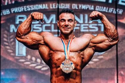 Rafael Brandão em pose de fisiculturismo, transição da categoria Open para Classic Physique