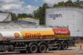 Logos da Raízen e Shell sobre gráficos financeiros indicando cisão bilionária e recuperação de dívidas