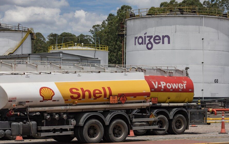 Logos da Raízen e Shell sobre gráficos financeiros indicando cisão bilionária e recuperação de dívidas