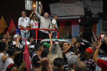 Manifestações políticas rivais nas ruas do Recife com carreatas e atos de apoio e oposição a Flávio Bolsonaro