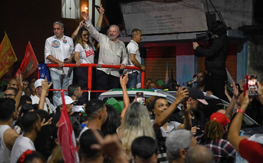 Manifestações políticas rivais nas ruas do Recife com carreatas e atos de apoio e oposição a Flávio Bolsonaro