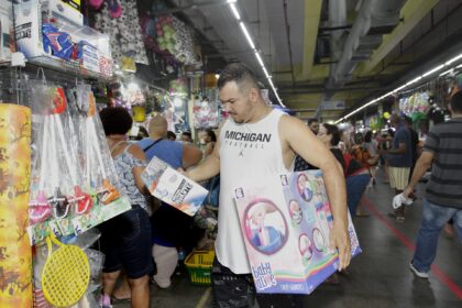 Manifestações rivais em Recife: ato pró-Lula no centro e carreata pró-Flávio Bolsonaro cruzando a capital
