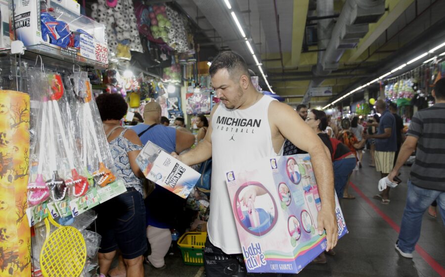 Manifestações rivais em Recife: ato pró-Lula no centro e carreata pró-Flávio Bolsonaro cruzando a capital