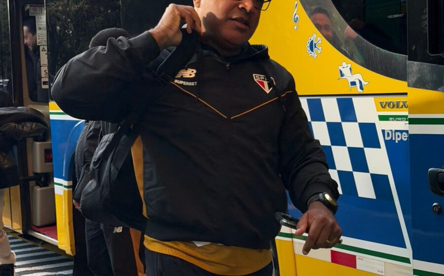 Jogadores do São Paulo cabisbaixos após derrota para o Bahia fora de casa