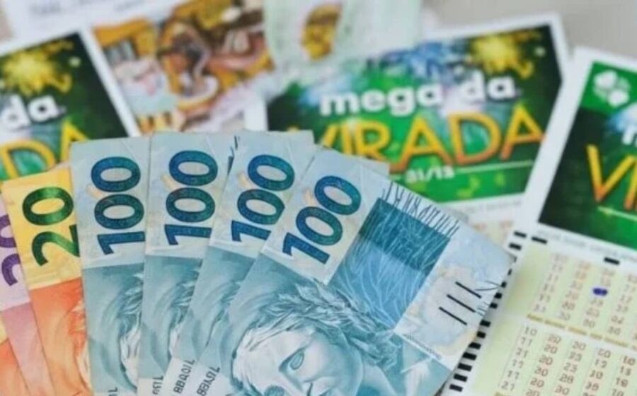 Carros novos em fileira em concessionária brasileira com destaque para recorde histórico de emplacamentos