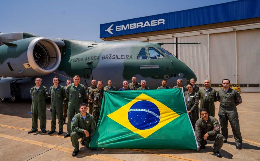 Jato Embraer em linha de montagem representando recorde de 66 entregas no 3º trimestre