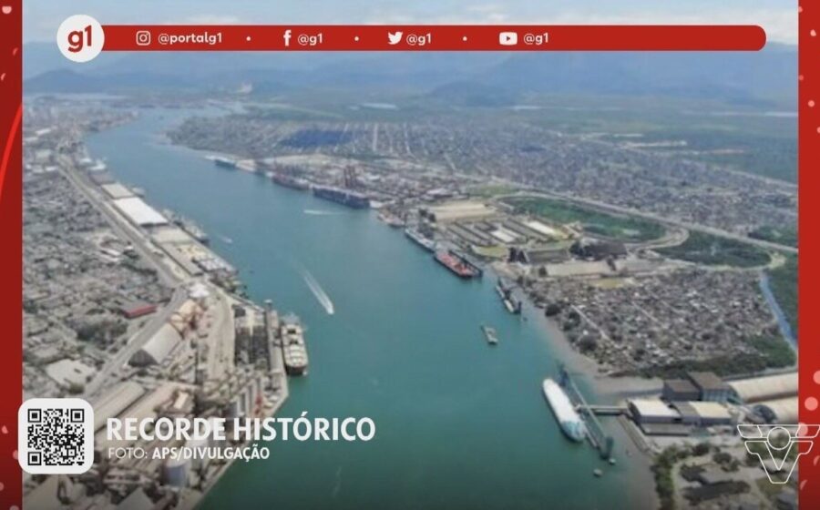 Vista aérea do Porto de Santos com navios e contêineres sob chuva intensa, recordando recorde histórico e queda em setembro